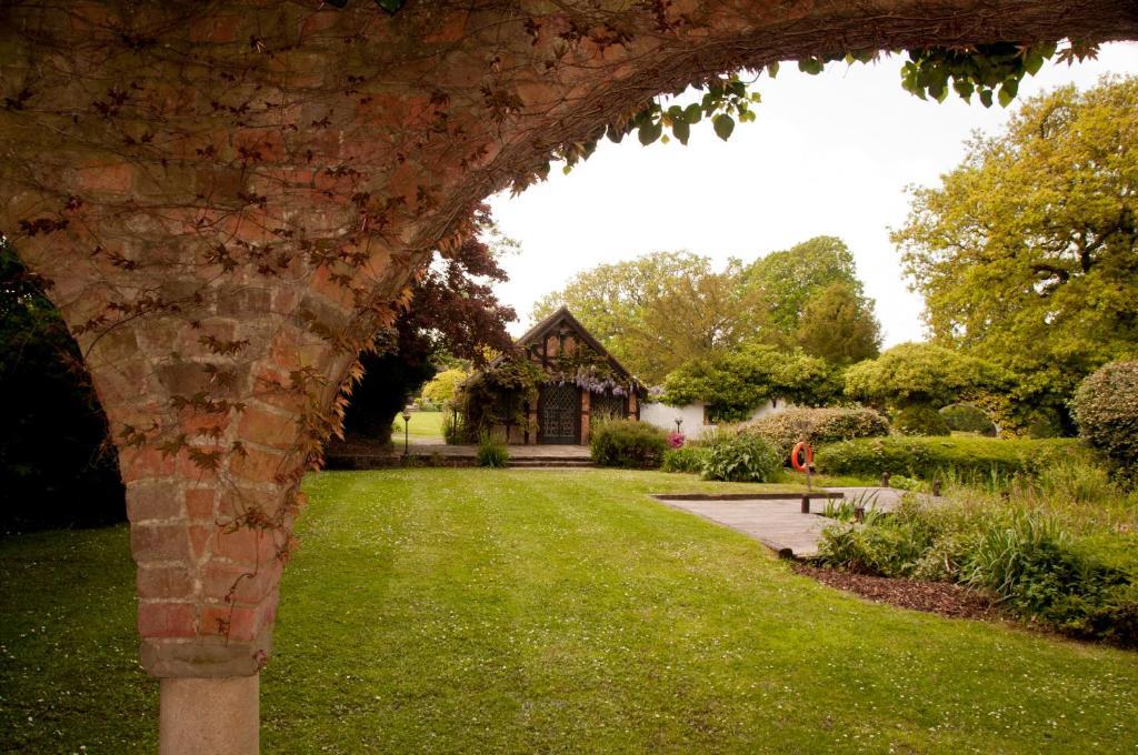 Ghyll Manor Country Hotel ホーシャム エクステリア 写真