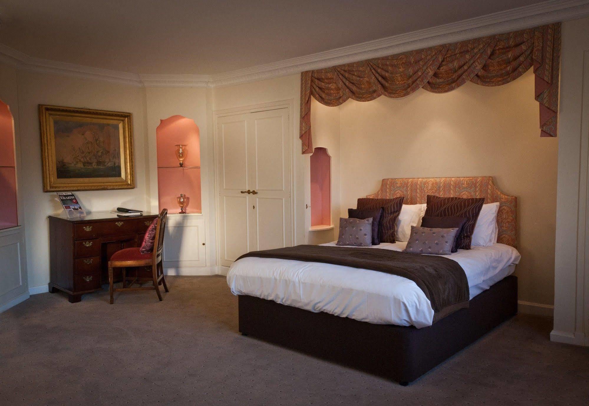 Ghyll Manor Country Hotel ホーシャム エクステリア 写真